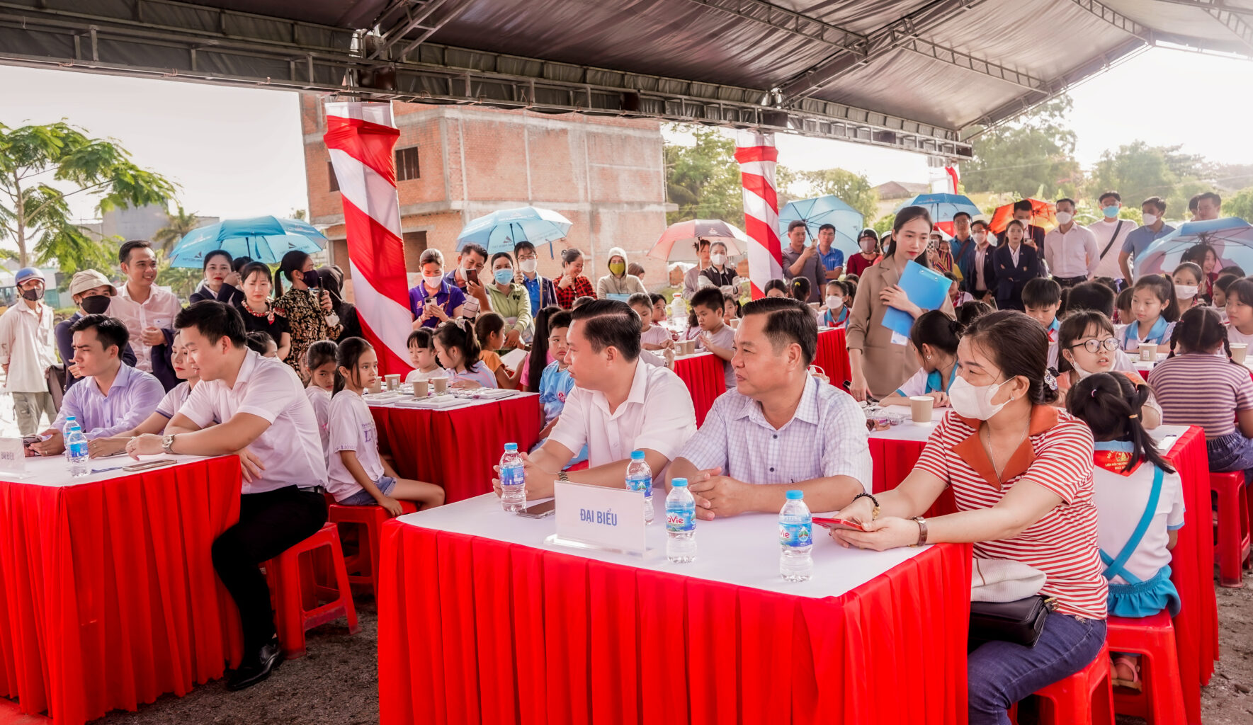 Rực rỡ sắc màu tại cuộc thi vẽ tranh hoà bình, đứa trẻ nào cũng mơ về hạnh phúc